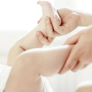 Yoga extremo para bebés: el nuevo vídeo que ha sembrado la polémica en Internet