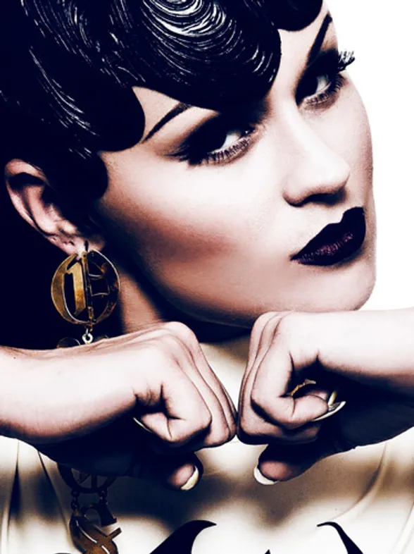 La modelo con una pierna de Swarovski