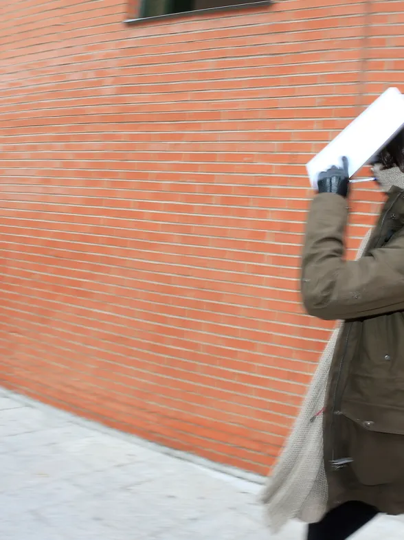 Patricia Conde, disfrazada para despistar a los fotógrafos en los Juzgados
