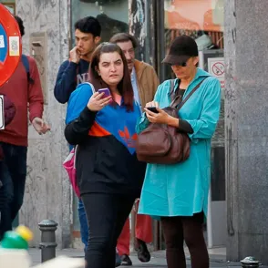 La hija de Zapatero se mete de becaria en la tele