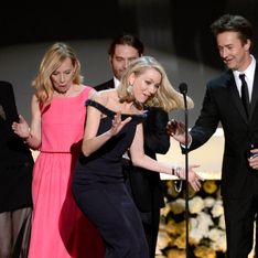 Naomi Watts se prend les pieds dans la robe d’Emma Stone sur la scène des SAG Awards (Vidéo)