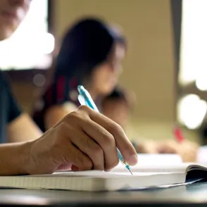 Un tercio de los jóvenes españoles cree "aceptable" prohibir trabajar o ver a amigos a sus parejas