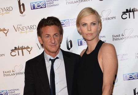 Sean Penn surpris d'être retombé amoureux grâce à Charlize Theron
