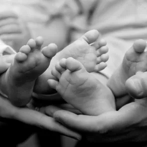 Una mujer que nació sin órganos reproductivos da a luz a gemelas