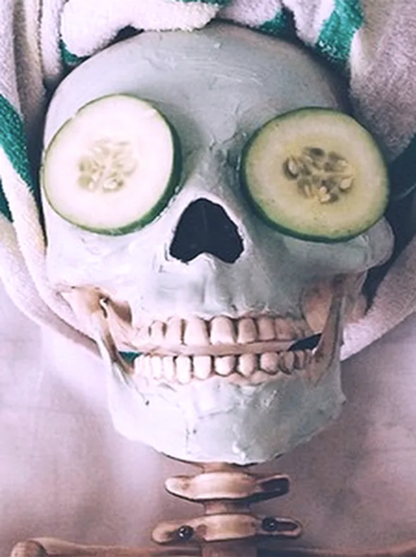 Este muerto está muy vivo: La increíble vida, tras la muerte, de un esqueleto en Instagram