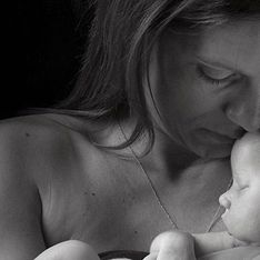 I commoventi e strazianti scatti di genitori che posano per l'ultima volta con il loro bebè