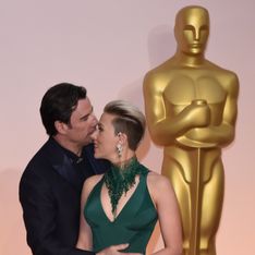 Le baiser gênant de John Travolta à Scarlett Johansson aux Oscars parodié par les internautes (Photos)