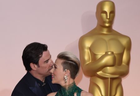 Le baiser gênant de John Travolta à Scarlett Johansson aux Oscars parodié par les internautes (Photos)