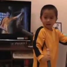 Video/ Il Bruce Lee di 4 anni: questo bambino gioca con le Nunchaku come un vero maestro di arti marziali
