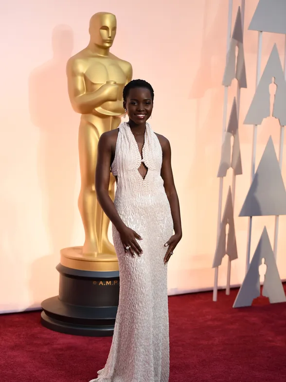 Recuperan el vestido que Lupita lució en los Óscar