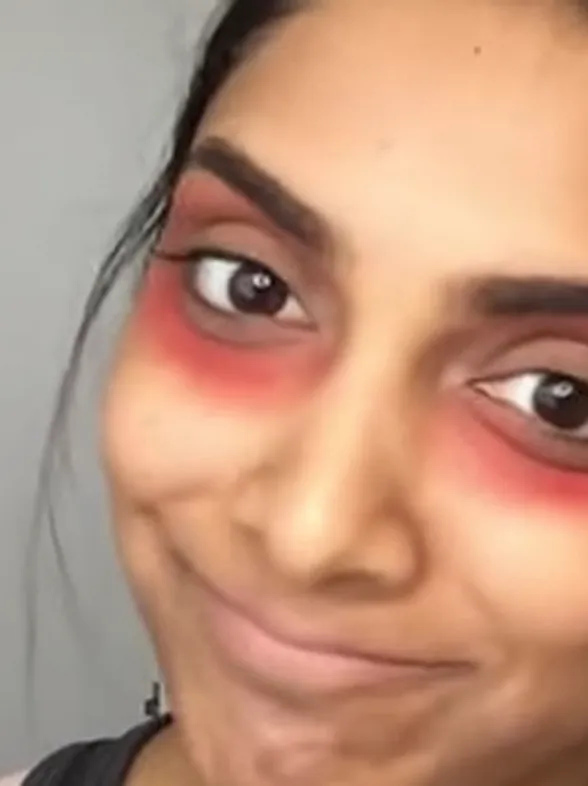 ¡Increíble pero cierto! Pintalabios rojo para acabar con las ojeras