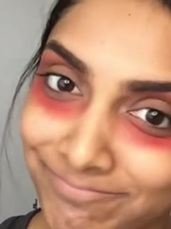 ¡Increíble pero cierto! Pintalabios rojo para acabar con las ojeras