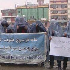 Des hommes défilent en burqa pour défendre les droits de femmes à Kaboul