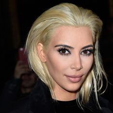 Pourquoi Kim Kardashian est-elle devenue blonde platine ?
