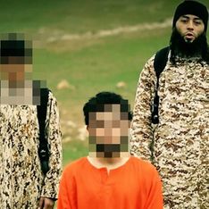 Un enfant exécute un homme pour Daesh