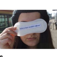 Une Allemande défend le féminisme avec des protections hygiéniques