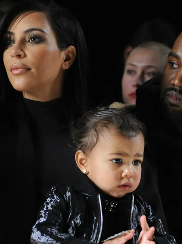 Kim Kardashian juega a modificar el color de los ojos de su hija