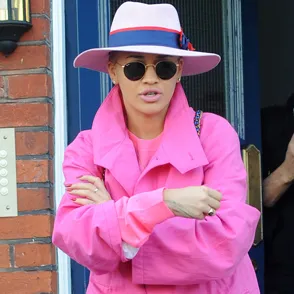 Rita Ora abusa del rosa, el peor look de la semana