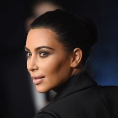 Kim Kardashian repasse au brun