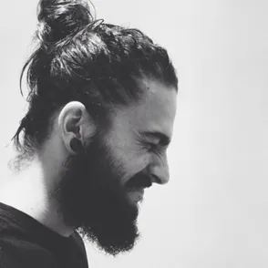 Hombres con moño, la nueva tendencia masculina que nos encanta