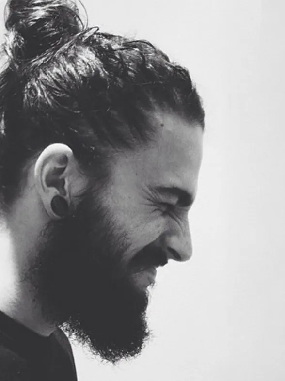 Hombres con moño, la nueva tendencia masculina que nos encanta