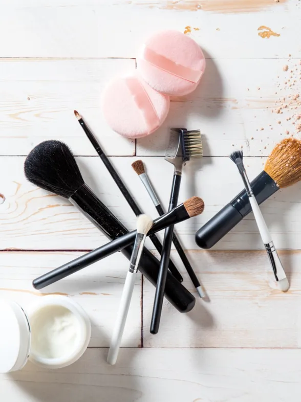 ¿Cómo limpiar las brochas de maquillaje?