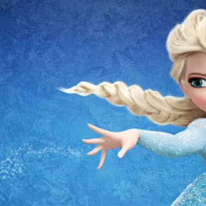 Un padre se disfraza de la princesa Elsa para acompañar a su hija a una fiesta