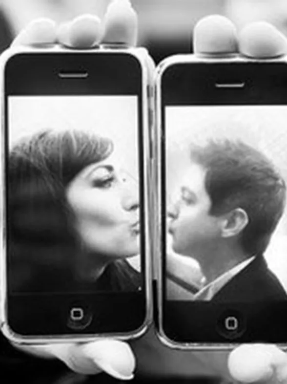 10 Ways Your Mobile Is Getting In The Way Of Your Sex Life