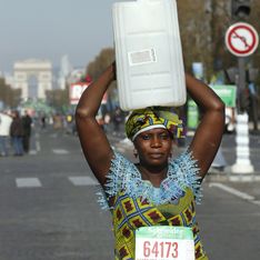Une Gambienne participe au marathon de Paris un bidon sur la tête pour un meilleur accès à l'eau