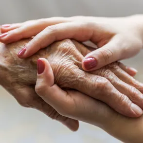 Descubre por qué una residencia de ancianos en Holanda está llena de estudiantes