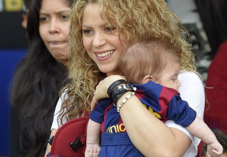 Shakira emmène son fils Sasha supporter Gerard Piqué (Photos)