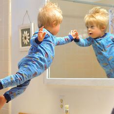 Un padre hace volar a su hijo con síndrome de Down en una serie de fotografías entrañables