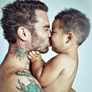 ¿Tipos duros? ¡No! Los papás tatuados más tiernos