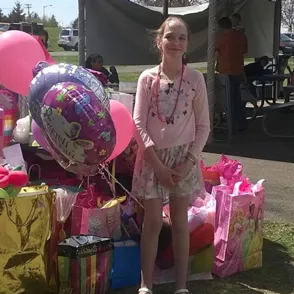700 personas acuden al cumpleaños de una niña enferma discriminada por sus compañeros de clase