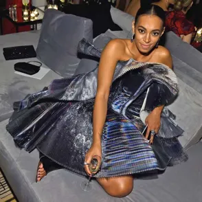Solange Knowles se viste de ecografía, ¡el peor look de la semana!