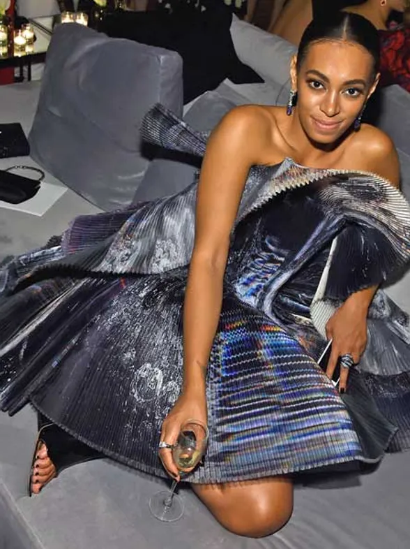 Solange Knowles se viste de ecografía, ¡el peor look de la semana!