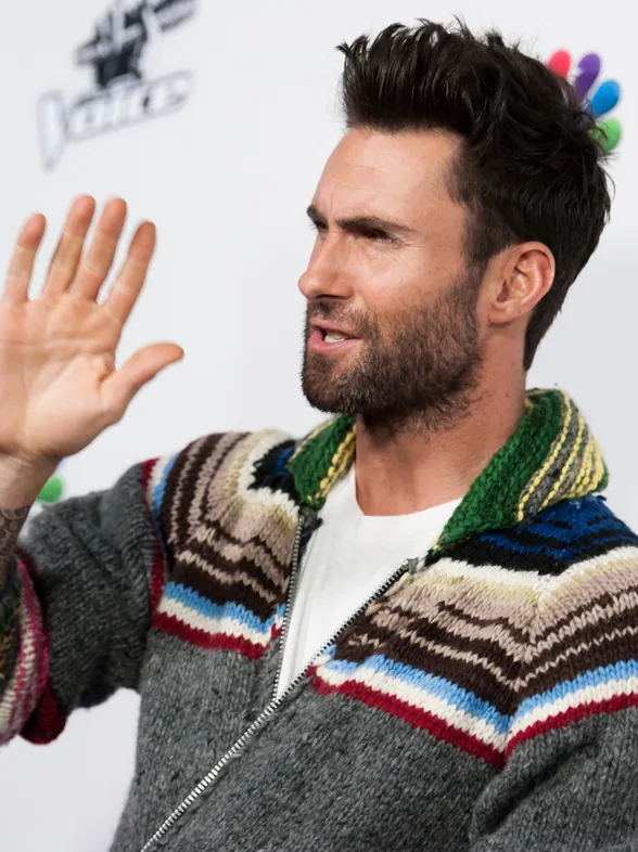 Adam Levine, rociado con harina mientras firmaba autógrafos