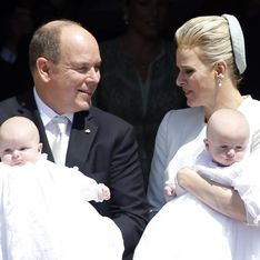 Charlène et Albert de Monaco ont fait baptiser leurs enfants (Photos)