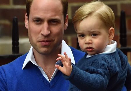 Le prince George fasciné par sa petite sœur Charlotte