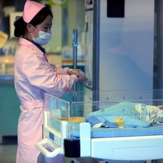 Enterré dans une boîte pendant 8 jours, un bébé survit miraculeusement en Chine