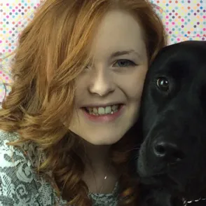 ¿Qué es realmente la belleza? La lección de Lucy, una youtuber de maquillaje ciega
