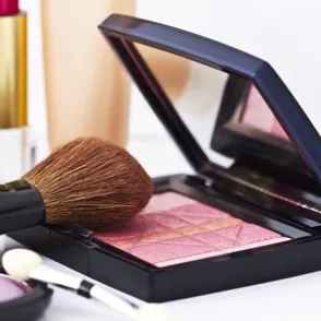 El peligro de usar cosméticos falsos