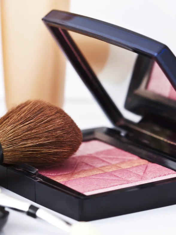 El peligro de usar cosméticos falsos