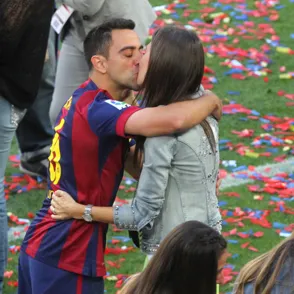 La Liga de Xavi Hernández llega con su primer hijo