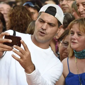 Frank Cuesta revoluciona las redes con su nuevo look monjil