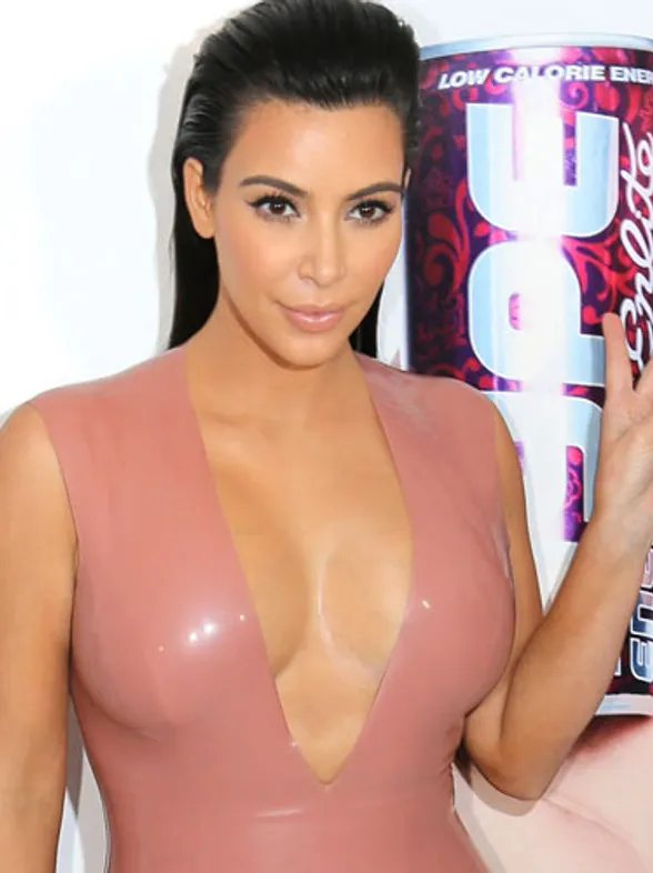 Kim Kardashian la diosa del látex, peor look de la semana