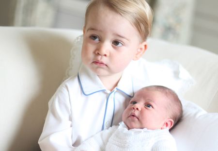 Découvrez les premières photos officielles de la princesse Charlotte avec son frère George