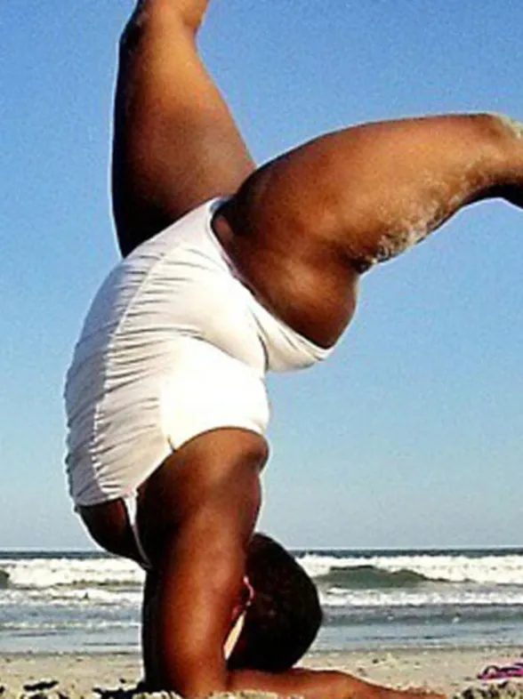 Esta profesora de yoga os demostrará que los kilos son solo un impedimento para la mente