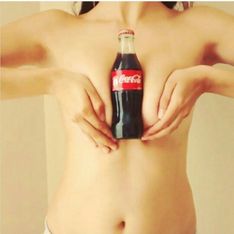 Tiens un Coca entre tes seins, le nouveau challenge qui fait scandale (Photos)