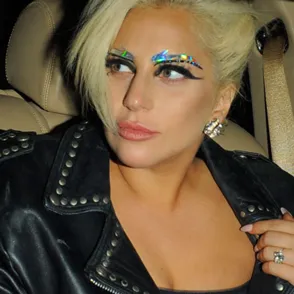 Lady Gaga y sus pezoneras, peor look de la semana